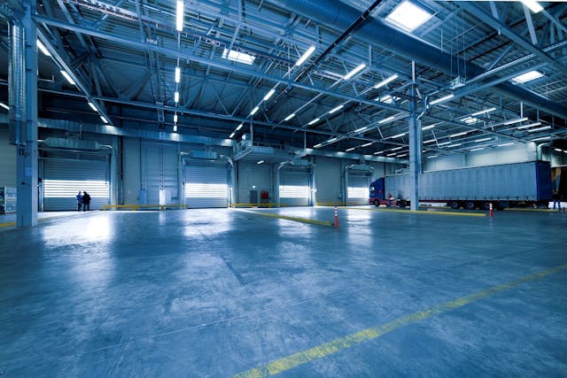 https://www.architrone.com/wp-content/uploads/2024/06/High_vs_Low_Bay_LED_Lights_640x550_crop_center.jpg